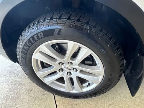 Used 2018 Ford Explorer XLT w/ Equipment Group 202A AWD/4WD image 36
