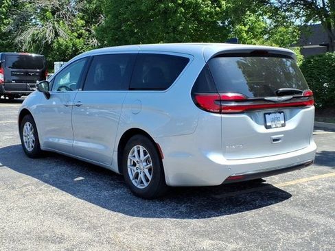 Used 2024 Chrysler Pacifica Touring-L FWD image 7