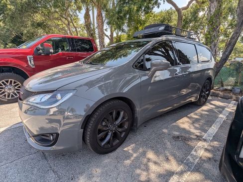 Used 2020 Chrysler Pacifica Touring w/ S Appearance Package FWD image 21