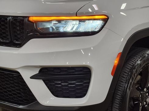 Used 2023 Jeep Grand Cherokee Altitude AWD/4WD image 14