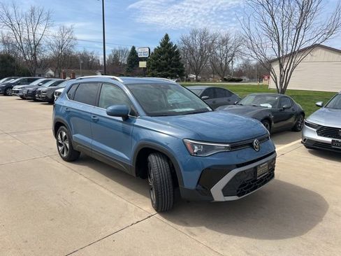 New 2026 Volkswagen Taos SE image 1