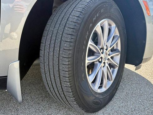 Used 2024 Buick Enclave Essence image 11