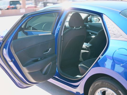 Used 2025 Hyundai Elantra SE image 11