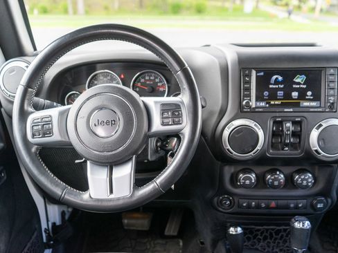Used 2017 Jeep Wrangler Unlimited Rubicon AWD/4WD image 12