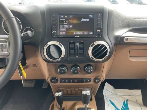 Used 2017 Jeep Wrangler Unlimited Sahara w/ Connectivity Group AWD/4WD image 18