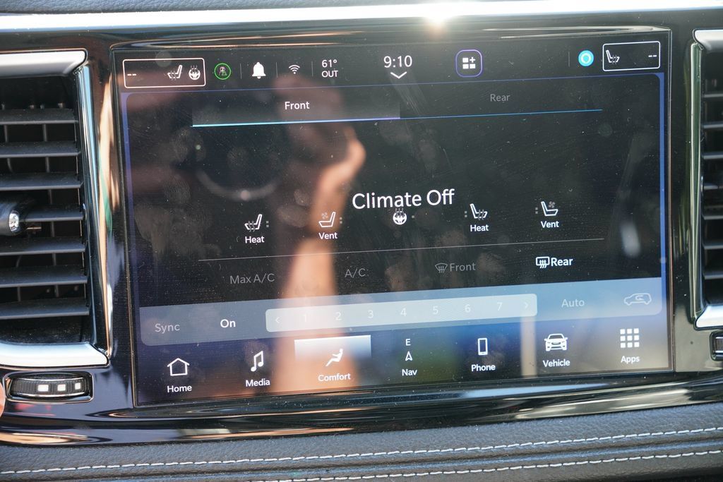Used 2023 Chrysler Pacifica Limited FWD image 7