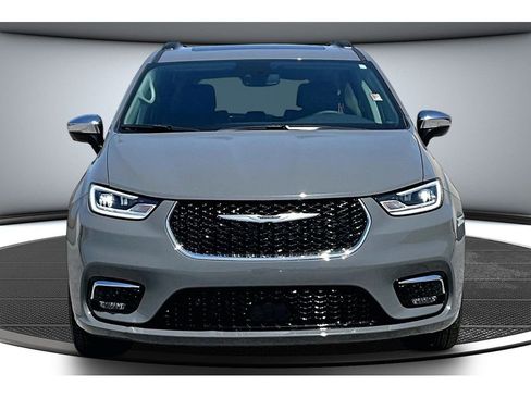 Certified 2023 Chrysler Pacifica Limited AWD/4WD image 4