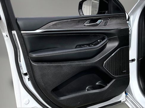 Used 2024 Jeep Grand Cherokee L Overland w/ Luxury Tech Group IV image 20