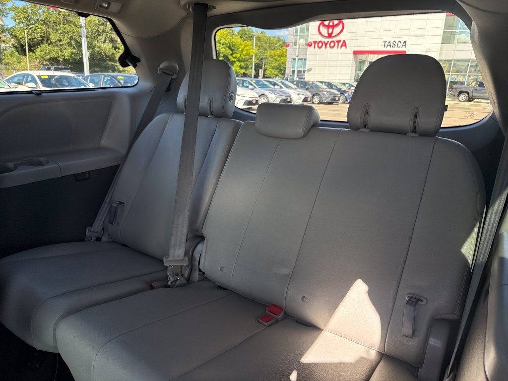 Used 2017 Toyota Sienna XLE Premium w/ Outdoor Package AWD/4WD image 40