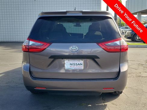 Used 2020 Toyota Sienna L w/ Carpet Mat Package FWD image 30