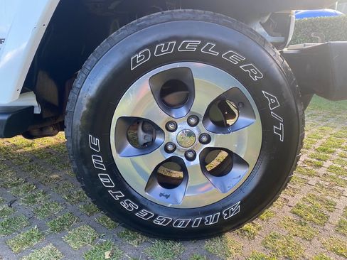 Used 2016 Jeep Wrangler Unlimited Sahara w/ Connectivity Group image 27