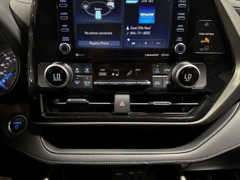 Used 2021 Toyota Highlander LE image 7