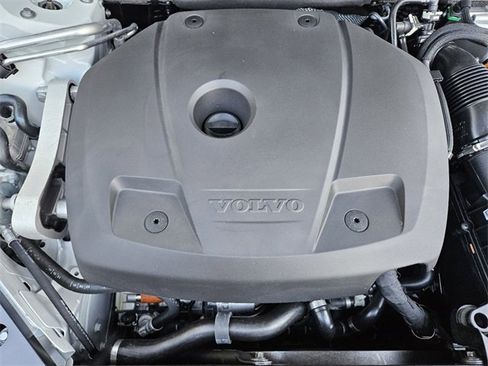 Used 2025 Volvo XC60 T8 Core w/ Climate Package image 33