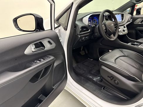Used 2025 Chrysler Pacifica Limited FWD image 12