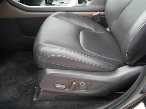 Used 2025 Kia Carnival FWD image 20