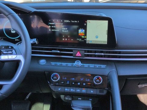 Certified 2025 Hyundai Elantra Limited image 29