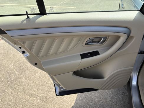 Used 2014 Ford Taurus SE image 11