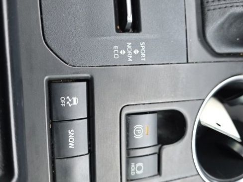 Used 2020 Toyota Highlander XLE image 23