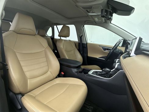 Used 2019 Toyota RAV4 Limited image 13