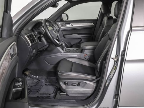 Used 2020 Volkswagen Atlas Cross Sport SE w/ Towing Package image 7