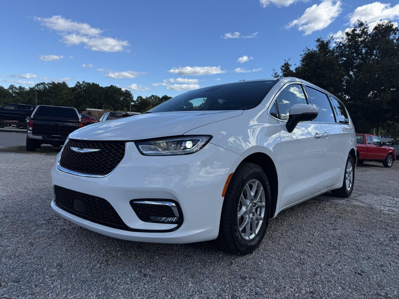 Used 2023 Chrysler Pacifica Touring-L FWD image 1