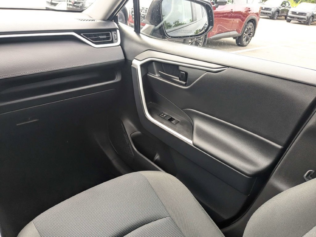 Used 2025 Toyota RAV4 LE AWD/4WD image 16