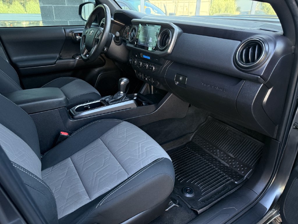 Used 2022 Toyota Tacoma TRD Sport w/ Technology Package AWD/4WD image 44