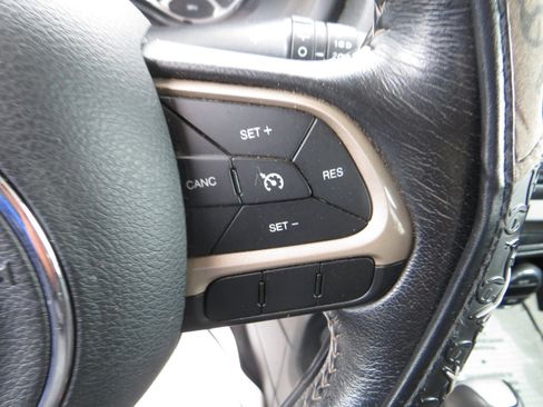 Used 2016 Jeep Renegade Limited image 17