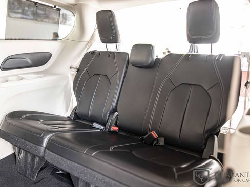 Used 2022 Chrysler Pacifica Touring-L image 36