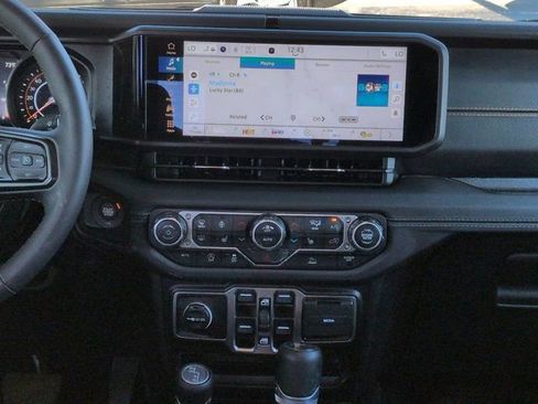 Used 2025 Jeep Gladiator Sport AWD/4WD image 17