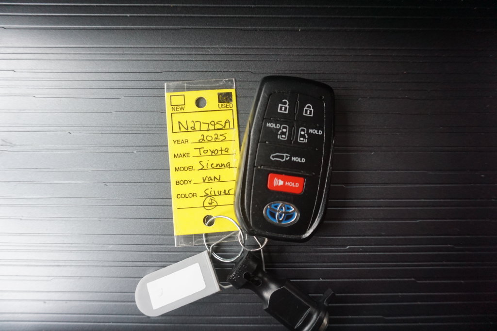 Used 2025 Toyota Sienna XLE w/ XLE Plus Package AWD/4WD image 32
