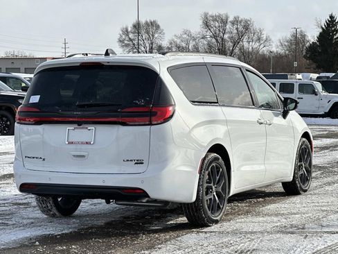 New 2026 Chrysler Pacifica Limited w/ S Appearance Package image 3