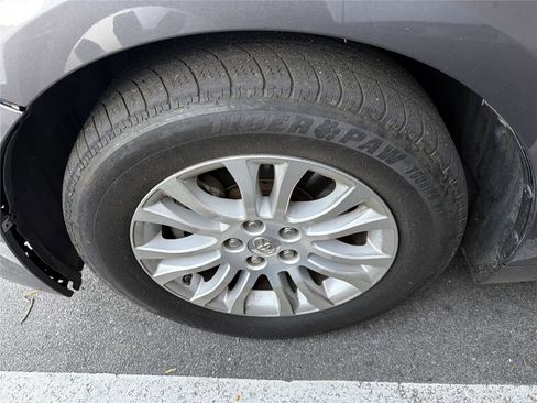 Used 2015 Toyota Sienna XLE w/ XLE Navigation Package image 6