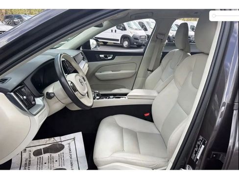 Used 2023 Volvo XC60 B5 Core AWD/4WD image 2