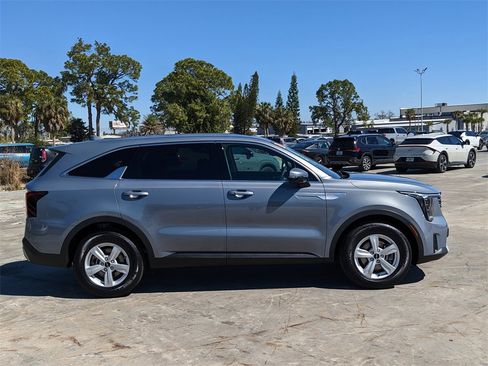 Certified 2025 Kia Sorento LX image 9