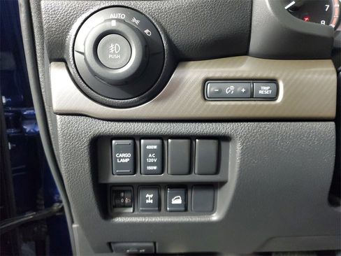 Used 2023 Nissan Titan PRO-4X w/ Pro-4x Convenience Package image 12