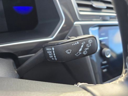 Used 2022 Volkswagen Tiguan SE w/ Panoramic Sunroof Package image 30