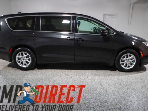 Used 2023 Chrysler Pacifica Touring-L image 6