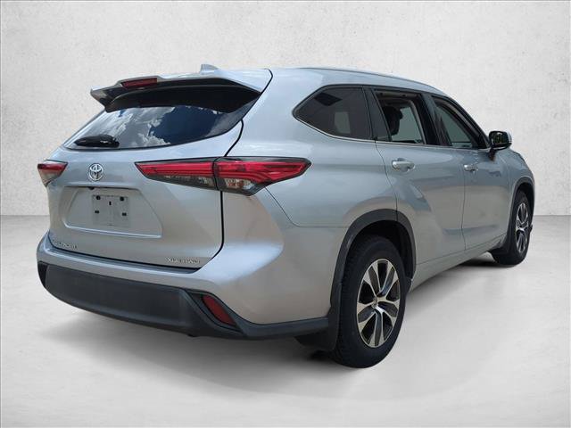 Used 2022 Toyota Highlander XLE AWD/4WD image 5