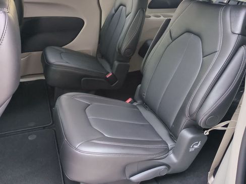 Used 2024 Chrysler Pacifica Touring-L AWD/4WD image 18