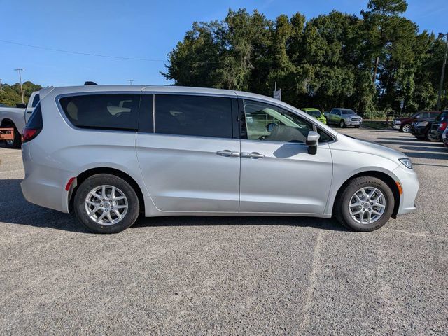 Used 2023 Chrysler Pacifica Touring-L FWD image 3