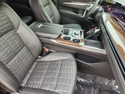 Used 2025 Cadillac Escalade Sport Platinum AWD/4WD image 8