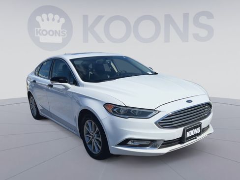 Certified 2017 Ford Fusion SE FWD image 4