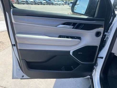 Used 2025 Jeep Wagoneer L 4WD image 13