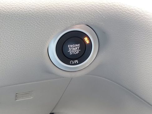 Used 2023 Chrysler Pacifica Touring-L FWD image 18