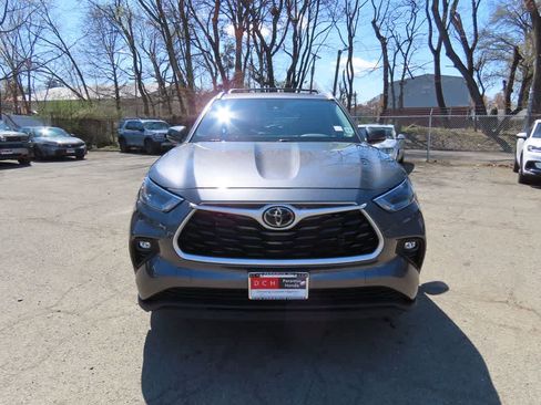 Used 2023 Toyota Highlander XLE image 6