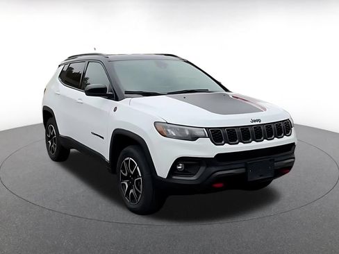 Used 2025 Jeep Compass Trailhawk AWD/4WD image 3