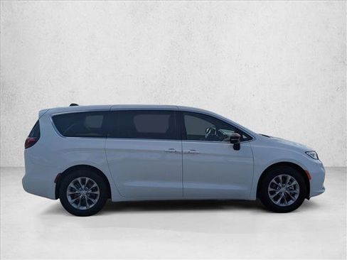 Used 2026 Chrysler Pacifica Limited FWD image 4