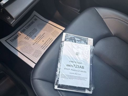 Used 2025 Chrysler Pacifica Select image 20