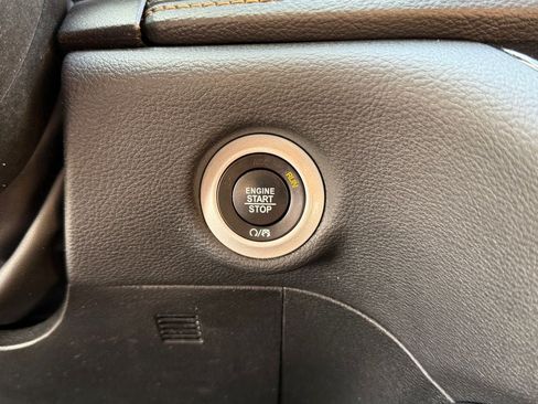 Used 2023 Chrysler Pacifica Pinnacle FWD image 11